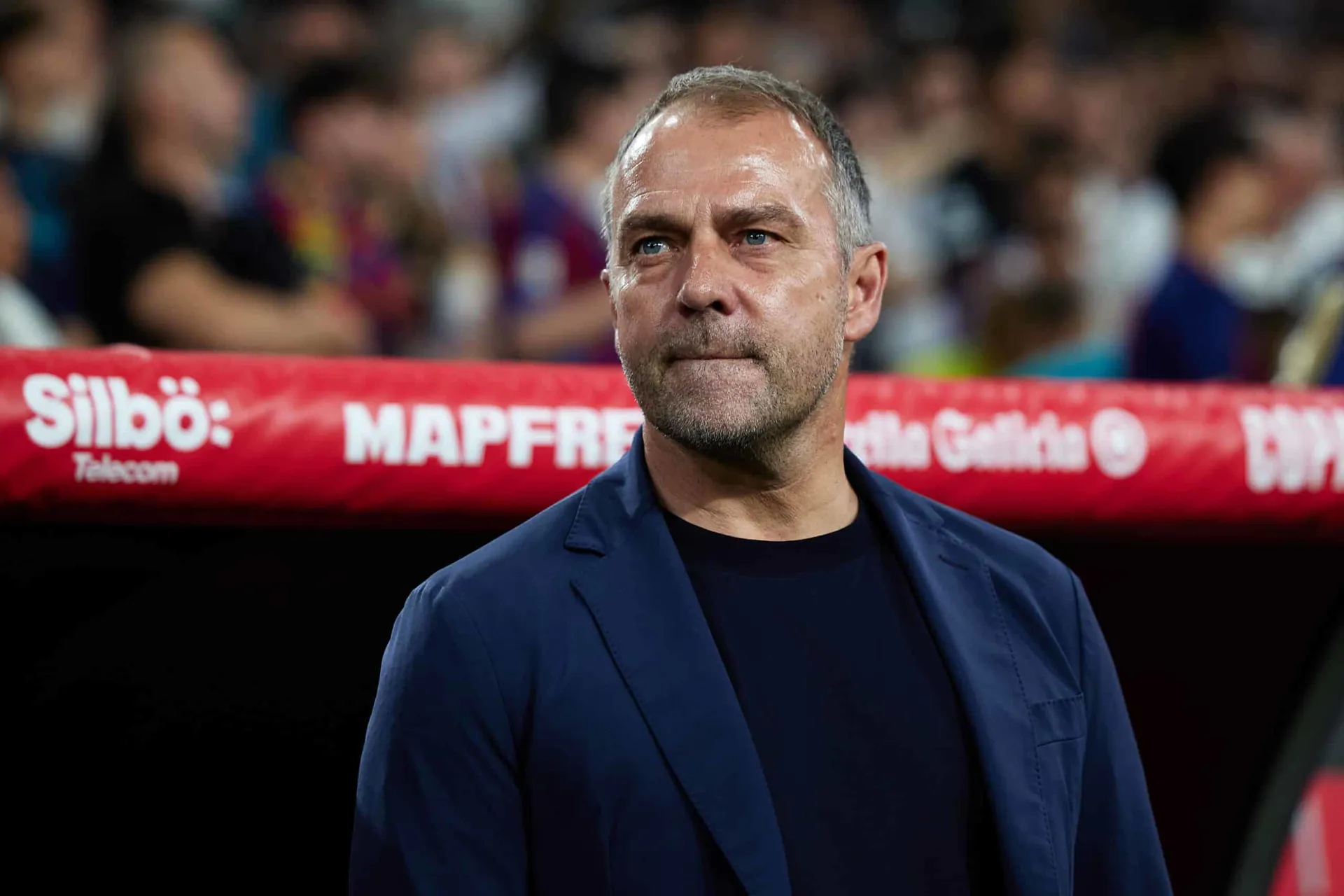 فليك راضٍ عن أداء برشلونة... ويشيد بليفاندوفسكي وفيرمين وأولمو