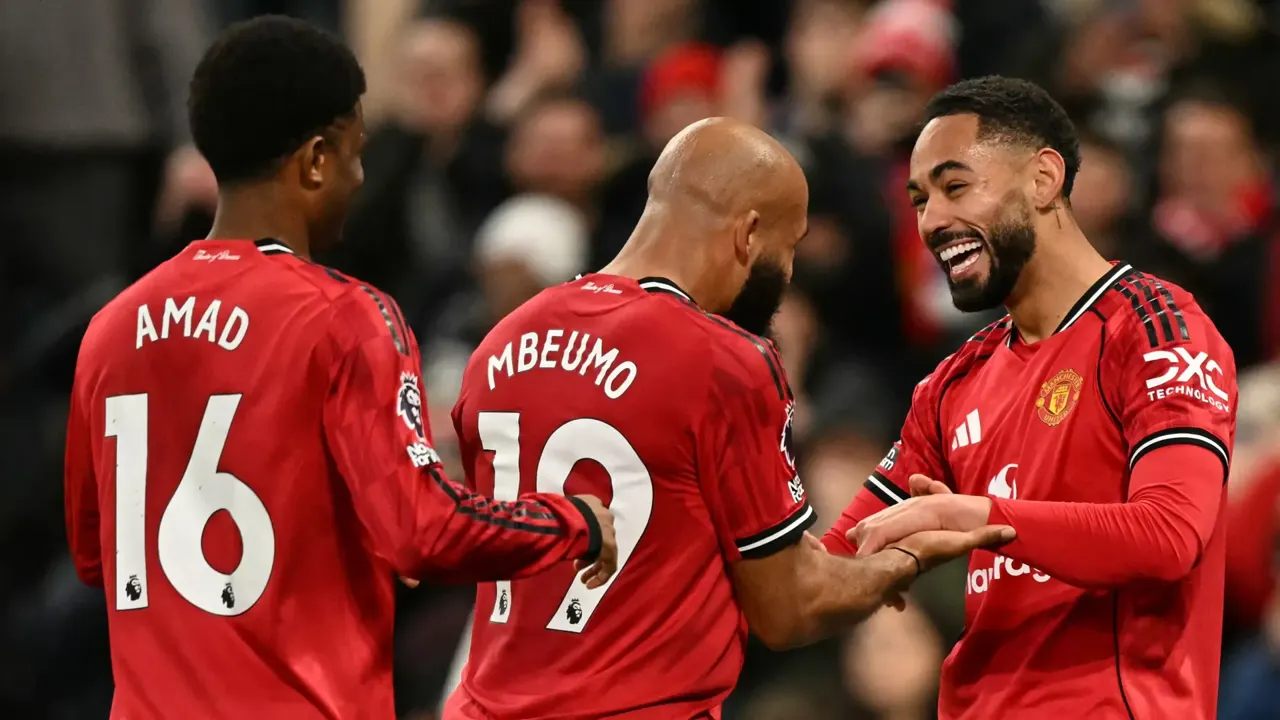 مانشستر يونايتد يعلن تشكيله أمام فولهام: احتجاجات الجماهير على أولد ترافورد في الدوري الإنجليزي