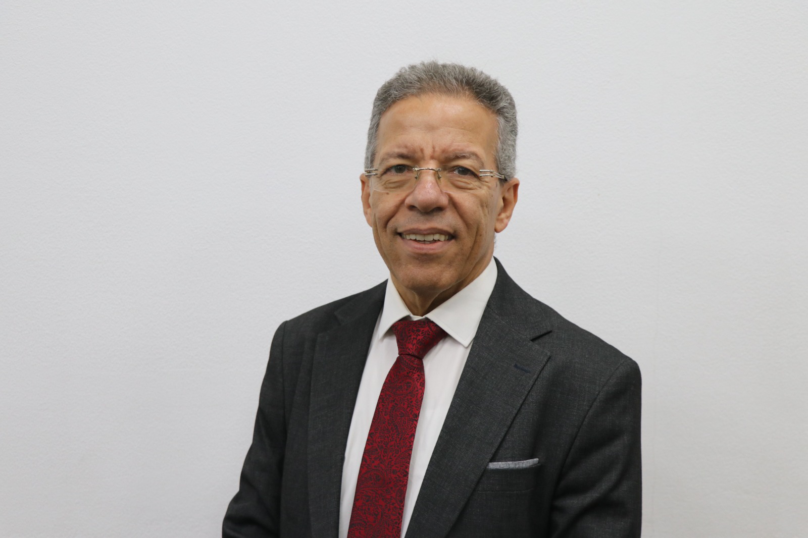 نقابة الأطباء تتحرك لتشديد العقوبات على منتحلي صفة الطبيب وتعزيز الرقابة على الممارسات غير المرخصة