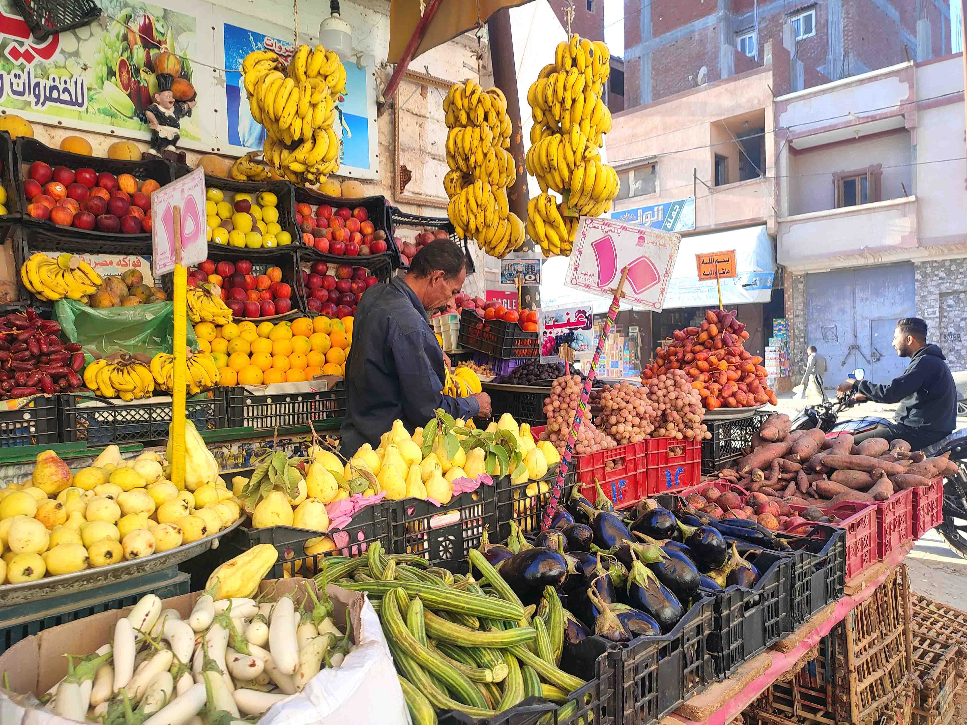 المانجو العويس وصلت لكام؟.. أسعار الخضروات والفاكهة اليوم في سوق العبور