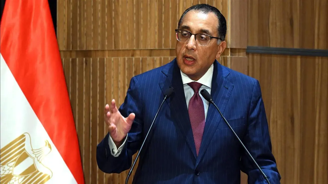 مدبولي: سرعة إنجاز الخدمة ورضا المواطن معيار نجاح المجمعات الحكومية