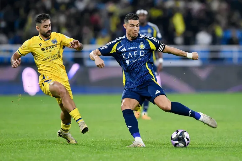 النصر يستضيف التعاون في قمة سعودية مثيرة على ملعب الأول بارك. تعرف على موعد المباراة،