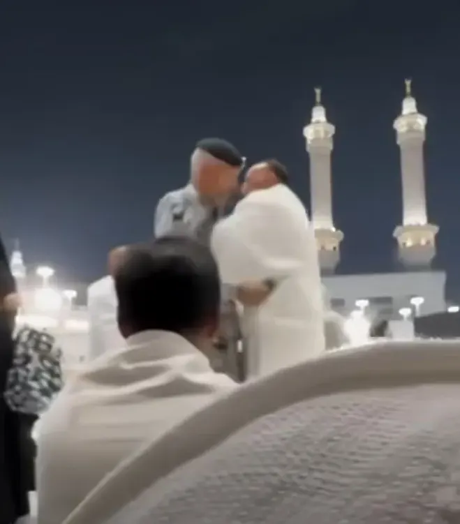 شرطي سعودي يعتدي على سيدة ومواطن مصري أثناء أداء العمرة.. ومطالبات بموقف عاجل من السلطات المصرية والسعودية | اوان مصر
