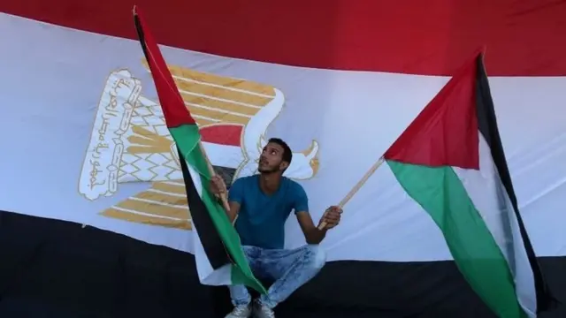 فتح وحماس توقعان اتفاق المصالحة في القاهرة - BBC News عربي