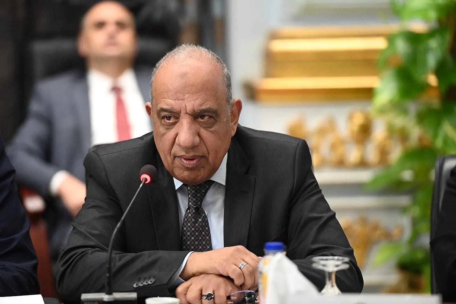 الدكتور محمود عصمت: تحسين خدمات الكهرباء والتوسع في مصادر الطاقة النظيفة