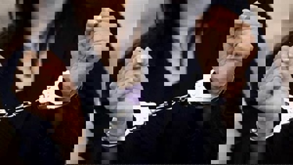 استعمال القوة وبث الرعب.. السجن 3 سنوات لمتهمة بالعسيرات