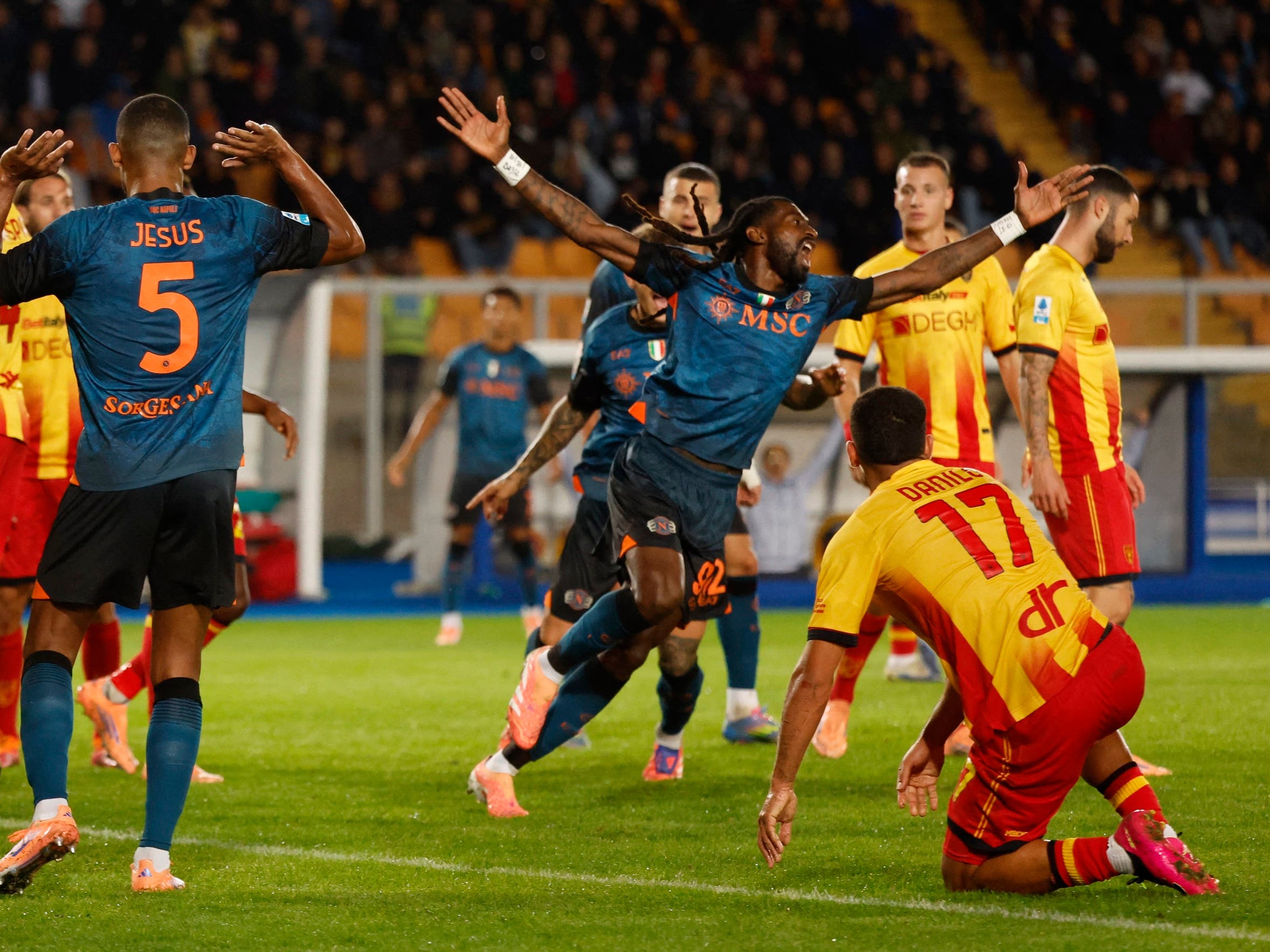 نابولي يجتاز ليتشي بصعوبة ويتصدر مؤقتًا