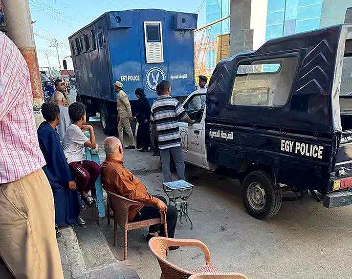 قد تكون صورة شخص أو أكثر، وسيارة إسعاف ونص