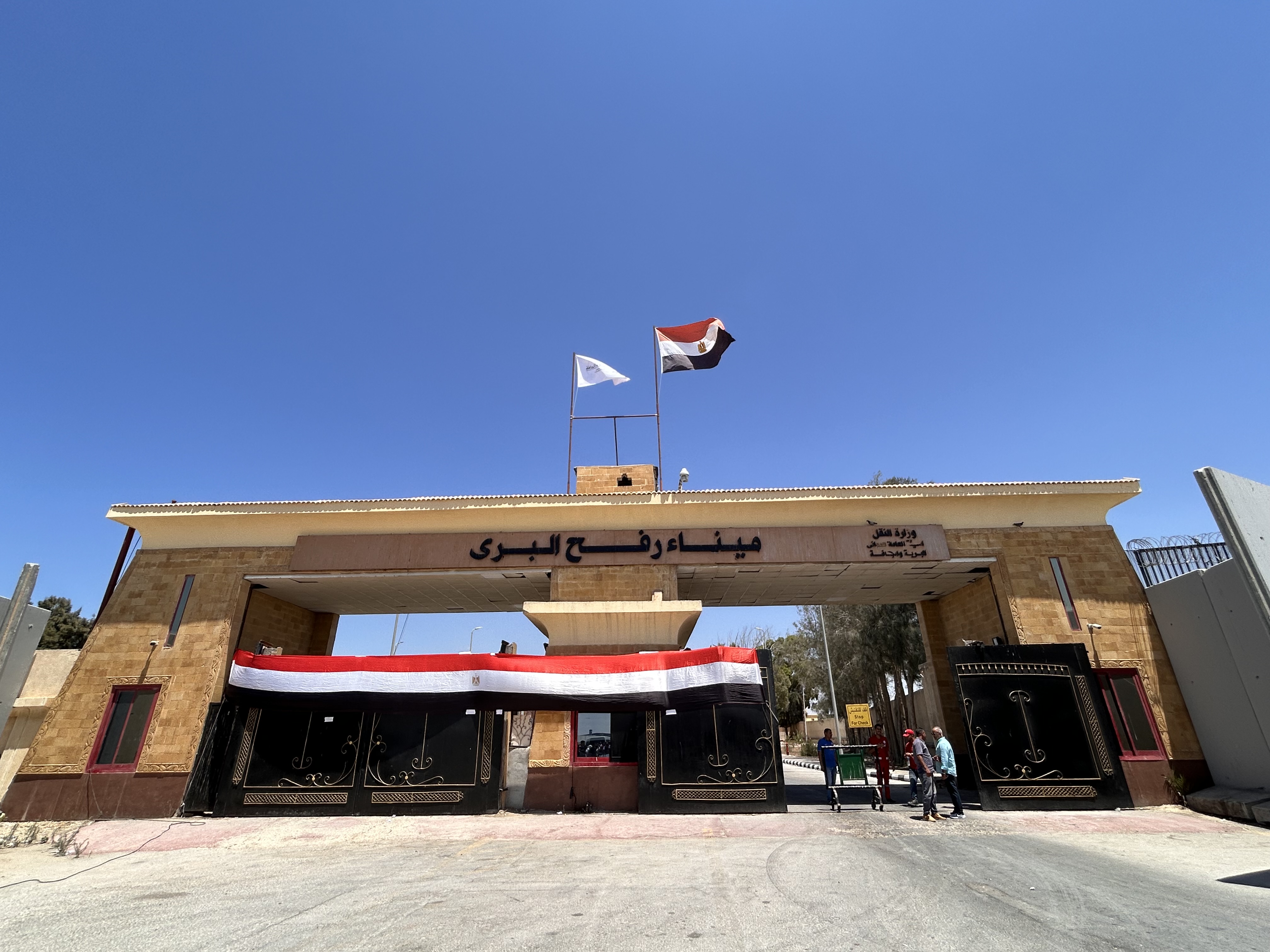 كونا : معبر (رفح) البري.. شاحنات الأمل تصطف أمام الشريان الحيوي الوحيد  لإنقاذ قلب غزة - انسان - 07/08/2025