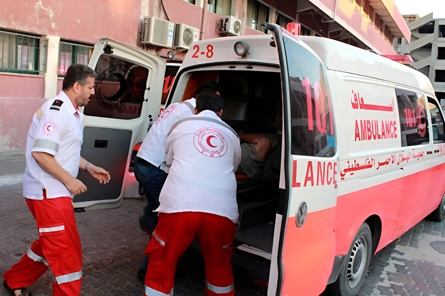 الهلال الأحمر الفلسطيني: الاحتلال يحاصر سكان غزة في مركز إسعاف جباليا -  الأسبوع