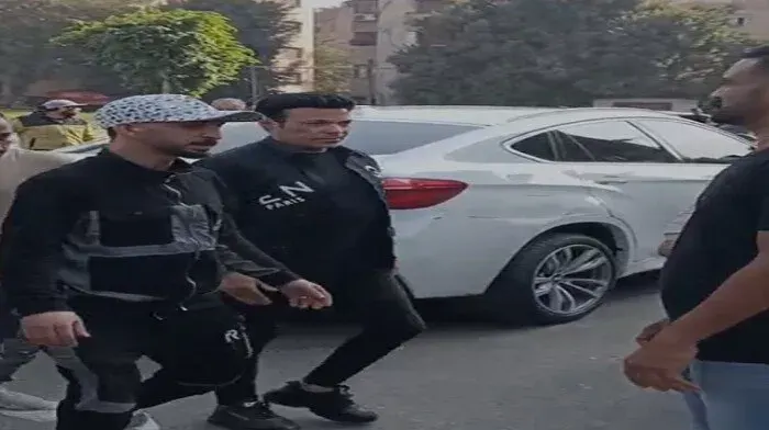 بانتظار وصول الجثمان.. سعد الصغير وحمادة الليثي في مقدمة الحضور بجنازة إسماعيل  الليثي - الأسبوع