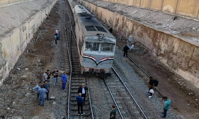 مصرع كهربائي أسفل عجلات القطار أثناء محاولة استقلاله بالعياط