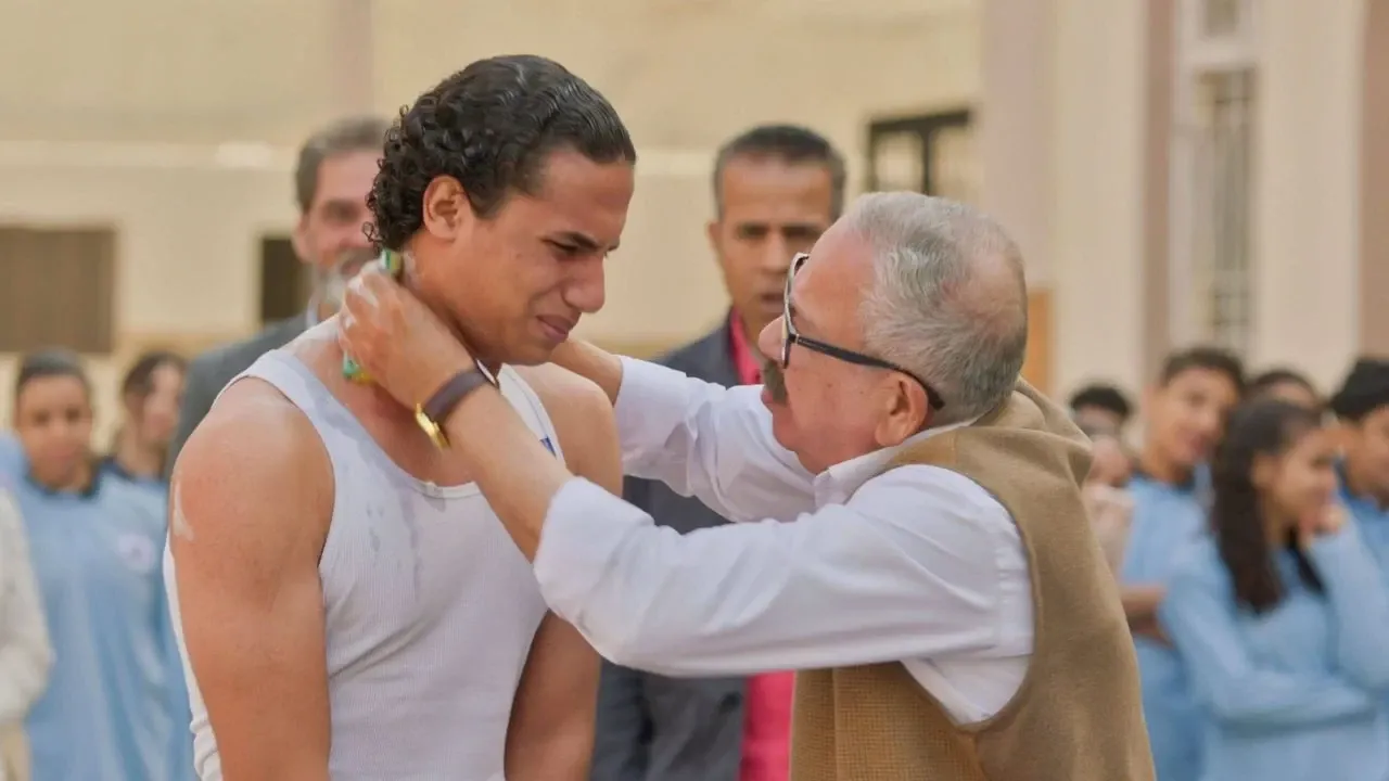 شاهد مسلسل بيت بابا الحلقة 1.. الأب المتعصب يُشعل الأحداث ويقود إلى السجن