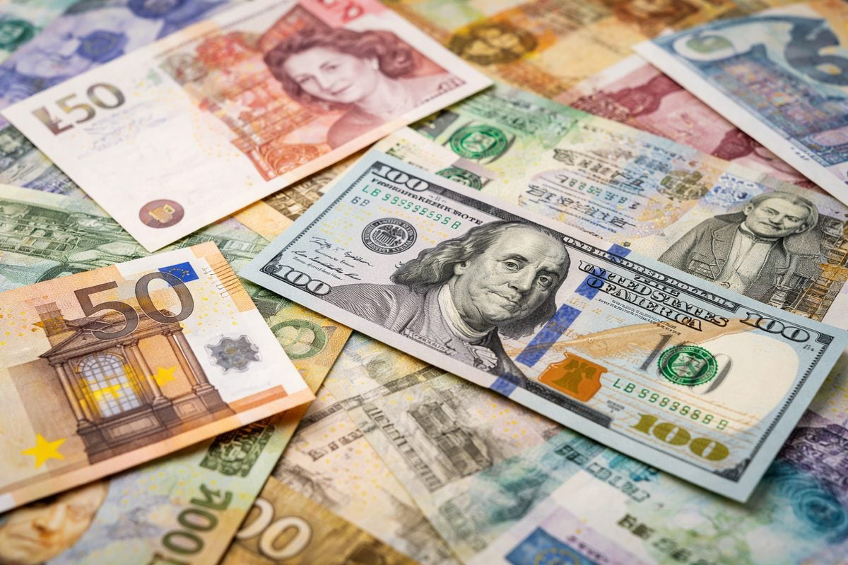 تراجع أسعار العملات مقابل الجنيه بنهاية تعاملات الإثنين 23 فبراير 2026