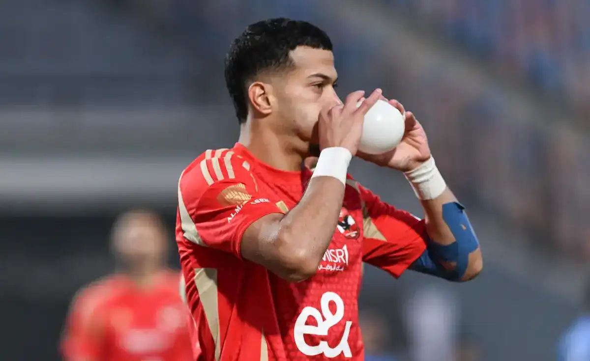 احتفال إمام عاشور لاعب الأهلي المصري .. بالونة بيضاء تُثير الجدل