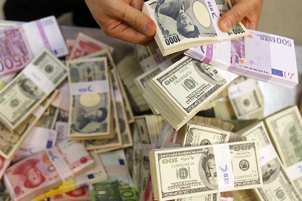 أسعار العملات اليوم الإثنين في البنوك المصرية.. الدولار واليورو والريال السعودي والدينار الكويتي