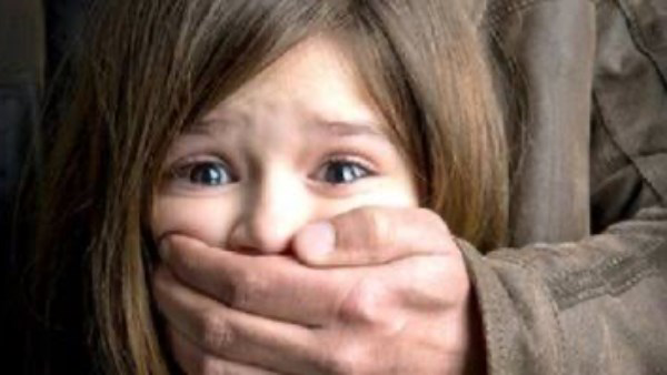 السجن المشدد 15 عامًا لموظف سبعيني بخطف وهتك عرض طفلة بكفر الشيخ