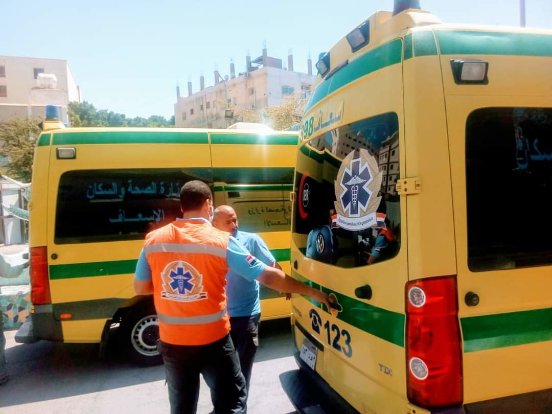 إصابة 3 أشخاص في تصادم أتوبيس وسيارة نقل بطريق منفلوط – تنيدة في الوادي الجديد