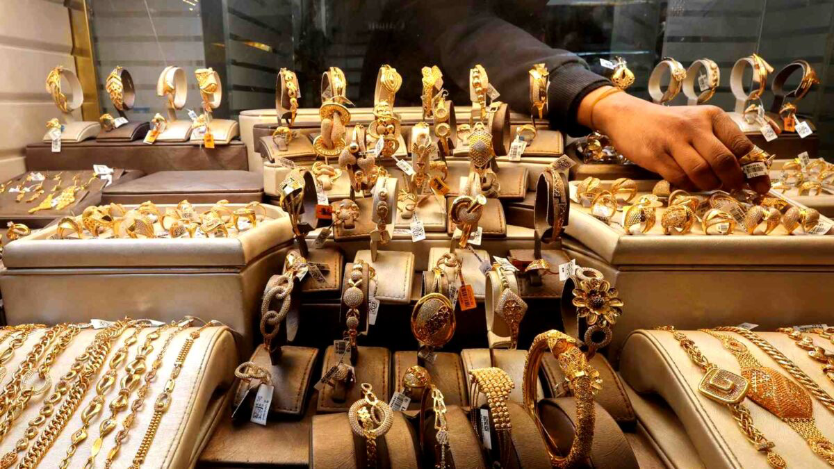 الذهب يفاجئ الأسواق صباح الثلاثاء.. عيار 21 يتجاوز الـ7000 جنيه