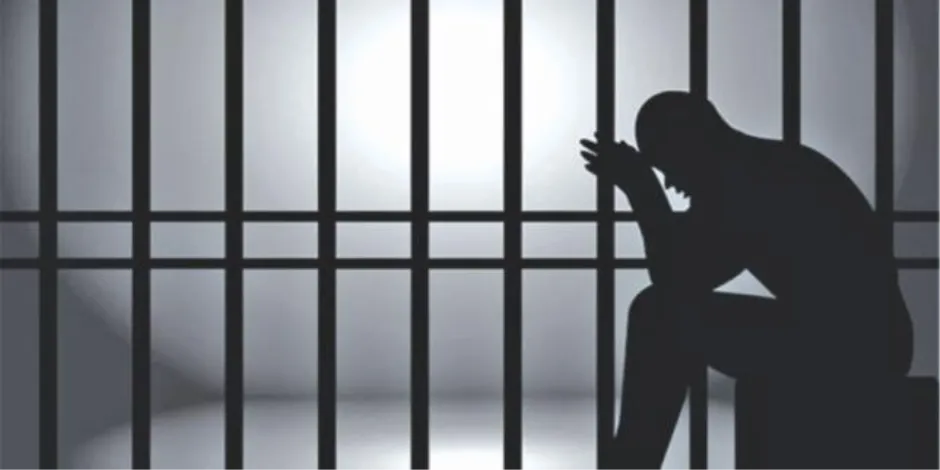 خلاف يتحول إلى جريمة.. السجن 10 سنوات لشاب حاول قتل آخر في الضواحي