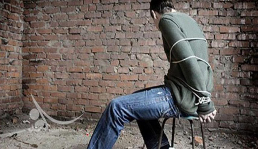 أجبروه على وضع مكياج..احتجاز مراهق وتصويره في وضع مهين بسبب علاقة عاطفية