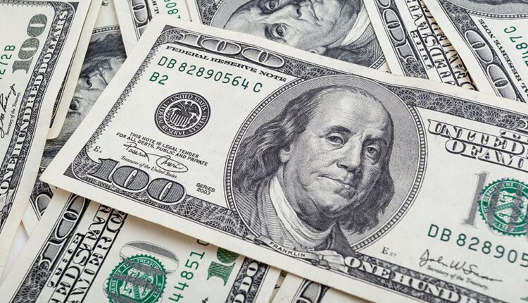 الدولار يفقد 60 قرشًا.. أسعار العملة الأمريكية في البنوك اليوم