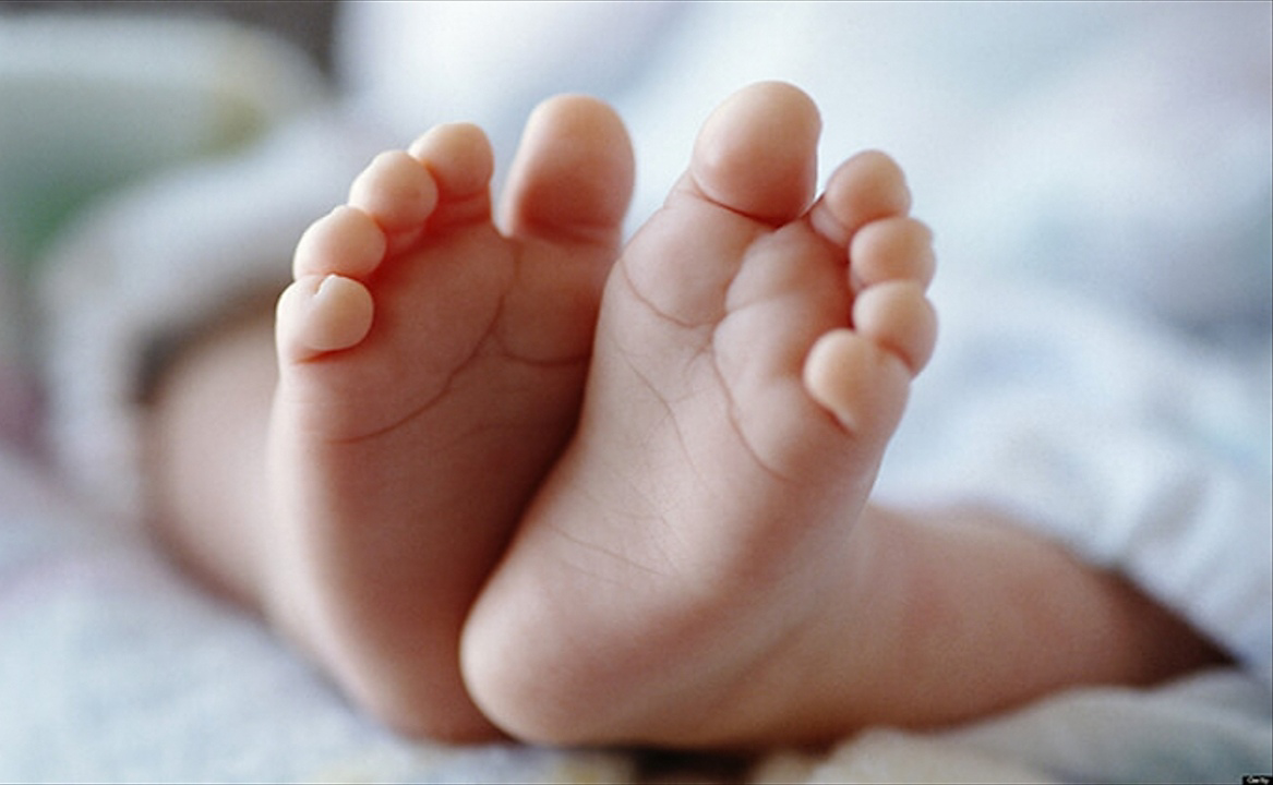 واقعة مؤلمة تهز الحسينية.. العثور على رضيعة متفحمة أمام منزل أسرتها