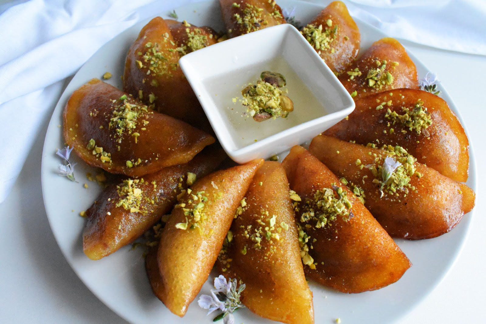 طريقة عمل القطايف في المنزل بخطوات سهلة لشهر رمضان