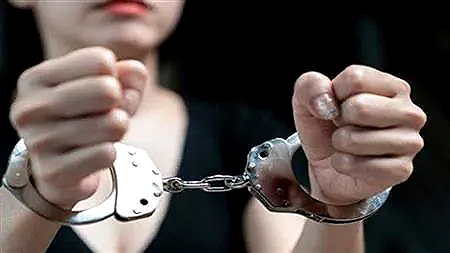 المؤبد لسيدة خطفت طفلة 3 سنوات لاستغلالها في التسول بالإسكندرية